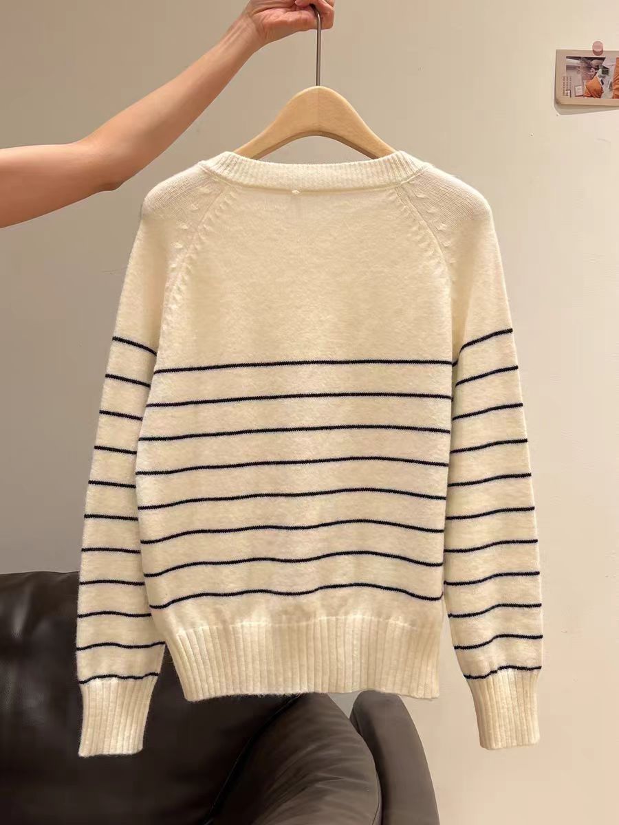 Off-white lace trim V-neck knit top