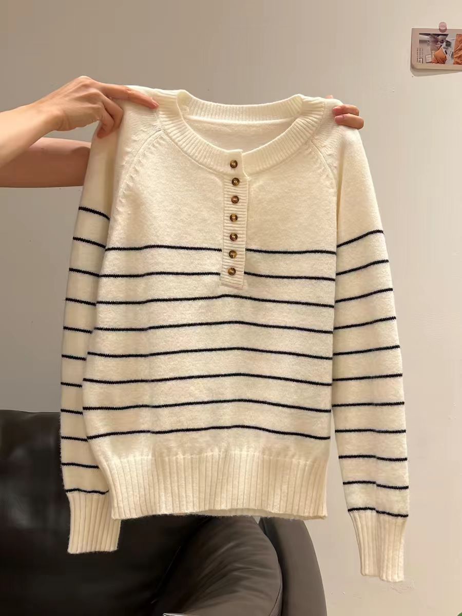 Off-white lace trim V-neck knit top